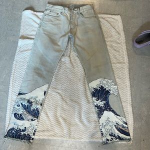 Straight blue jeans with design. From MNML. Size 28 in men